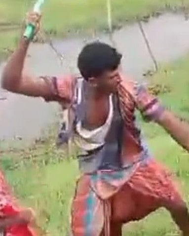 নোয়াখালীতে প্রকাশ্যে নারীকে পেটালেন যুবদলের সাবেক নেতা