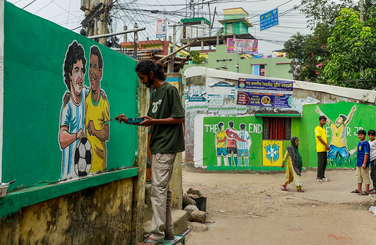 চট্টগ্রামের ‘ব্রাজিল গলি’তে পেলের সঙ্গে ম্যারাডোনাও