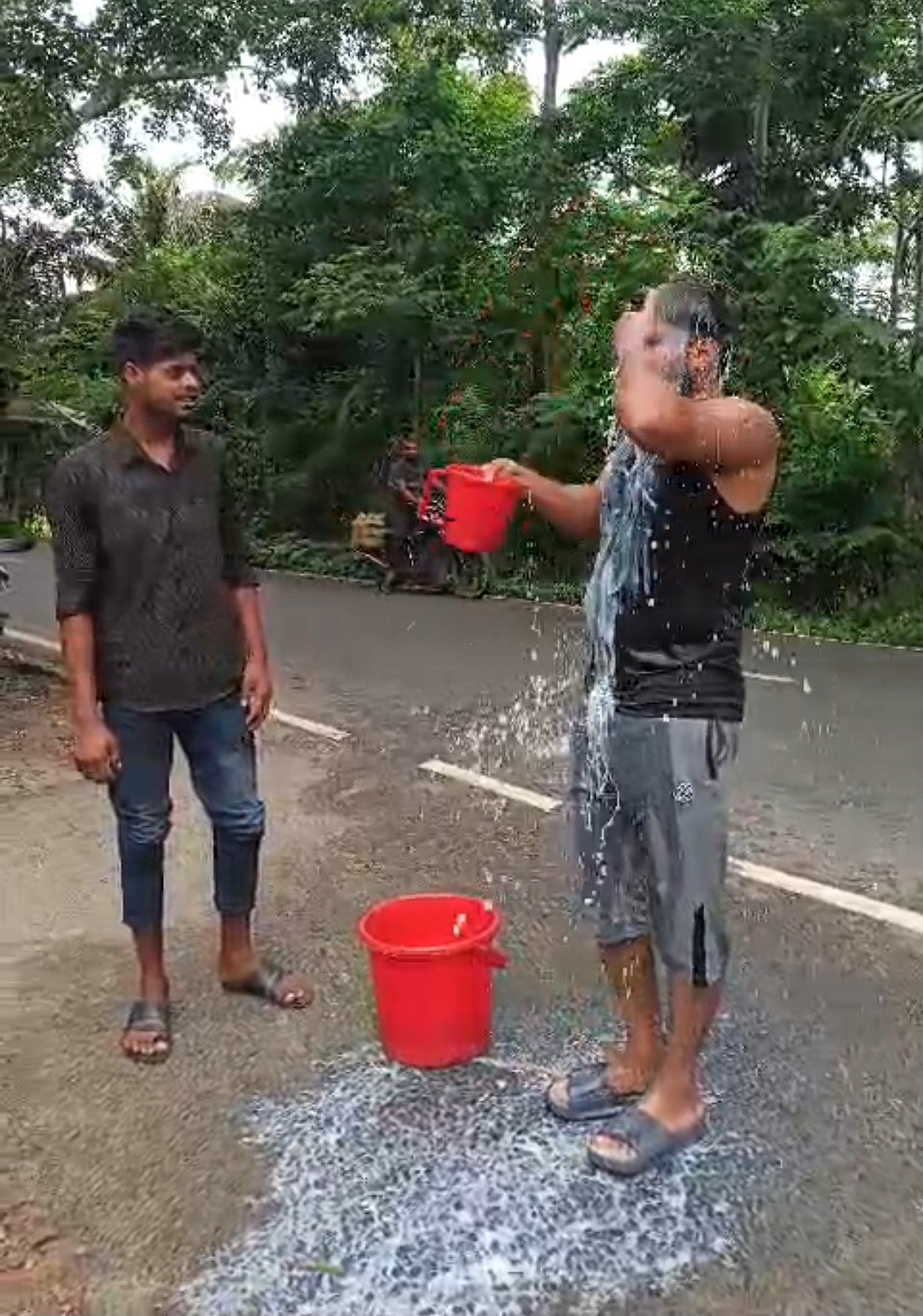 বাগেরহাটে দুধ-পানি দিয়ে গোসল করে দল ছাড়ার ঘোষণা ‘জামায়াত কর্মী’র