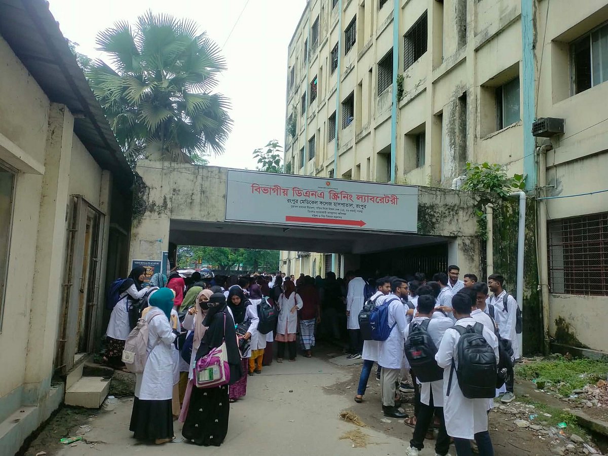 হামলার অভিযোগে লাশ আটকে চিকিৎসকদের বিক্ষোভ, স্বজনদের মহাসড়ক অবরোধ