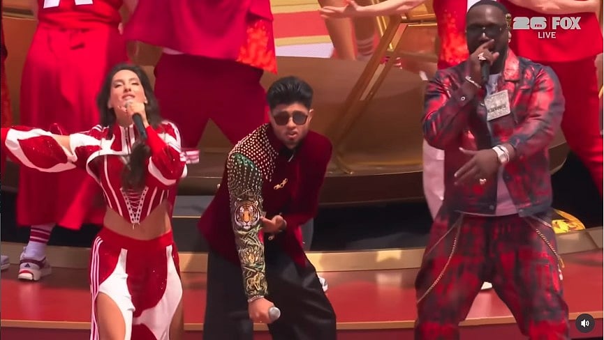 বিশ্বকাপের উদ্বোধনে সঞ্জয়ের হাতে জ্বলজ্বল করল বাংলাদেশের লাল–সবুজ, কার নকশা করা পোশাক পরলেন