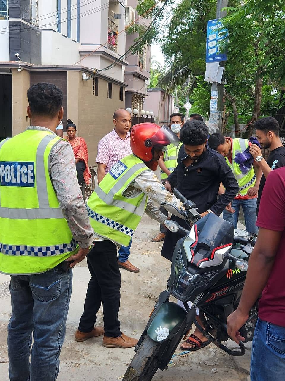 খুলনায় যৌথ অভিযানে ‘গ্রেনেড বাবু’র ভাই, সহযোগীসহ গ্রেপ্তার আরও ২৯