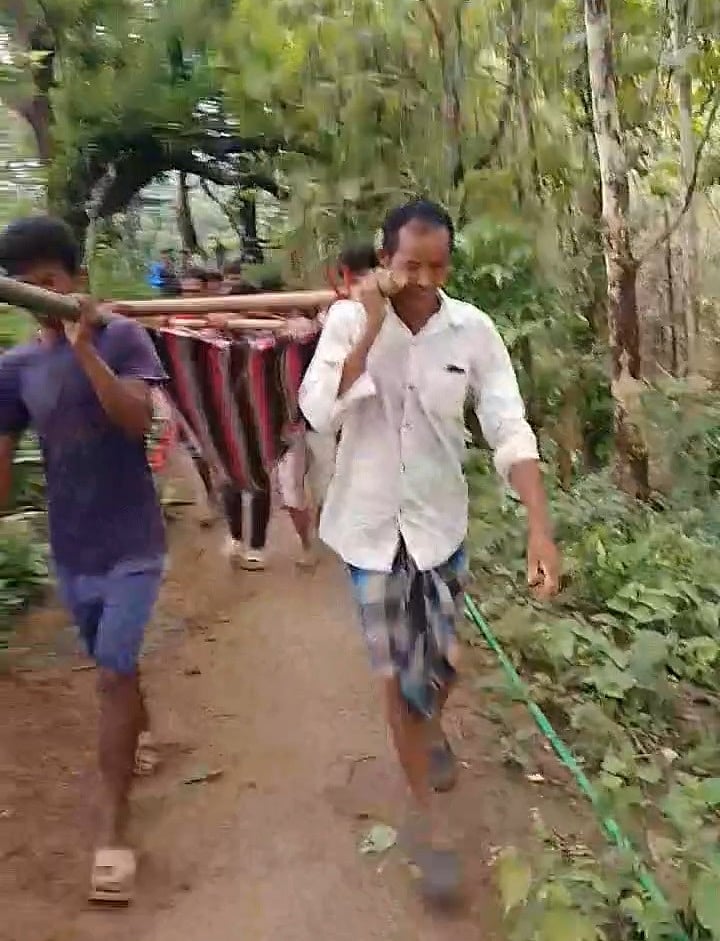বাঁশের মাচায় প্রসূতিকে নিয়ে আড়াই ঘণ্টার পাহাড়ি পথ, হাসপাতালে পৌঁছেই সন্তান প্রসব