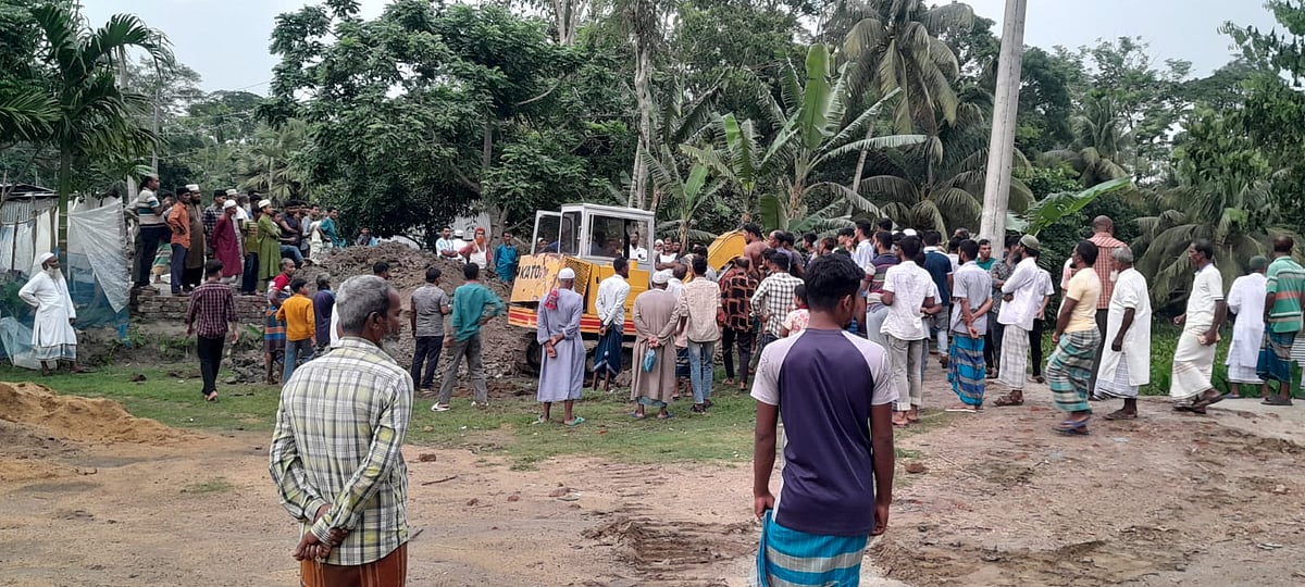 পটুয়াখালীতে বেড়িবাঁধ কাটা নিয়ে দুই গ্রামের বাসিন্দাদের সংঘর্ষ, আহত ২০