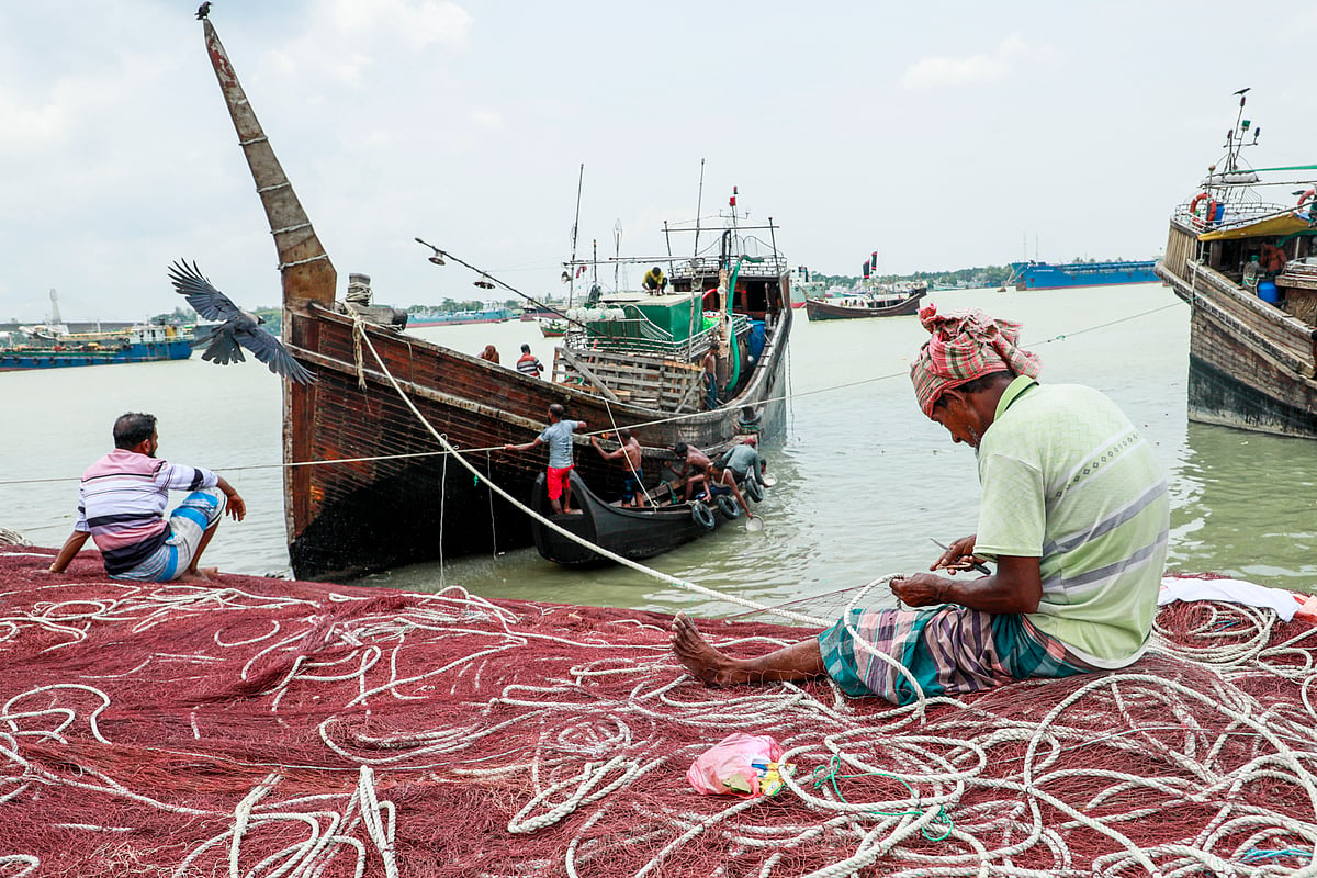  জেলেরা সাগরে যাওয়ার প্রস্তুতি নিচ্ছেন 