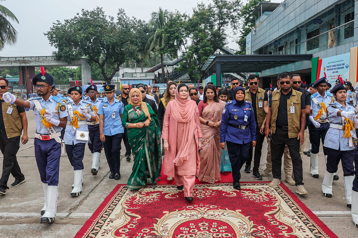  ঢাকা জেলা পর্যায়ের বিজ্ঞান ও উদ্ভাবনী প্রদর্শনীর উদ্বোধন করতে বিএএফ শাহীন কলেজ মাঠে প্রধান অতিথি জুবাইদা রহমান। সঙ্গে আছেন অন্যান্য অতিথি ও শিক্ষার্থীরা। 