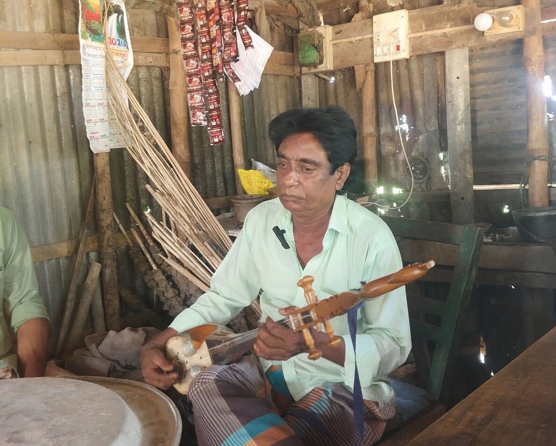 যাত্রার নায়ক থেকে চায়ের দোকানি, কিন্তু দোতারা ছাড়েননি সামাদ মোল্লাহ