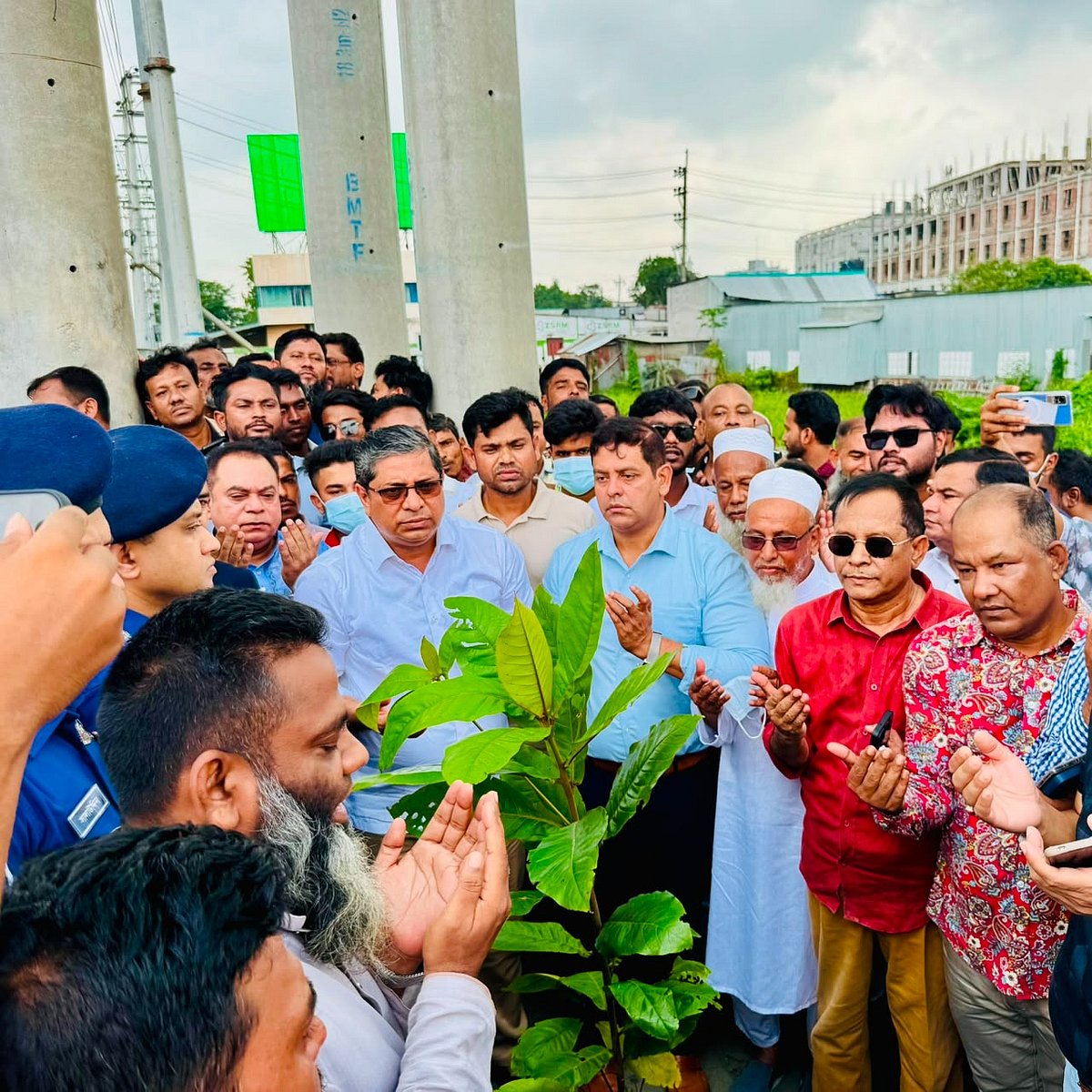 রূপগঞ্জে ময়লার ভাগাড় অপসারণ, গাছ লাগালেন প্রতিমন্ত্রী