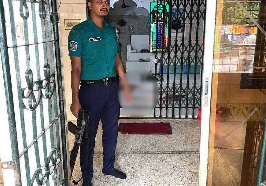 খুলনায় ফজরের নামাজের সময় মসজিদে ঢুকে গুলি, দুজন আহত