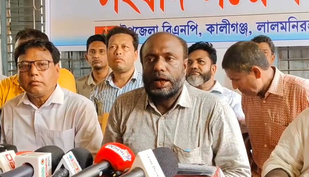 লালমনিরহাটে ওসির অপসারণ দাবি নিয়ে বিএনপির দুই পক্ষের পাল্টাপাল্টি কর্মসূচি