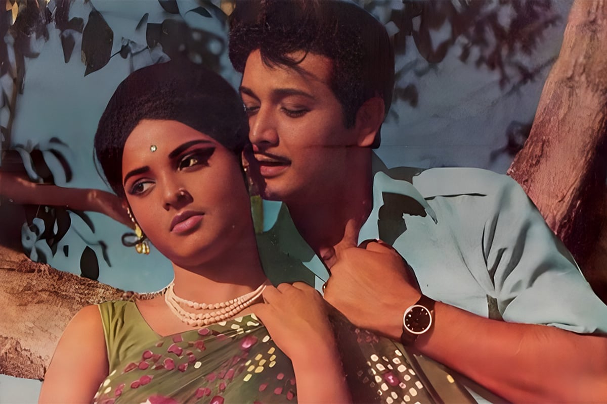 সম্মতি ছাড়াই চুম্বনের দৃশ্য, সেদিন কেঁদেছিলেন রেখা