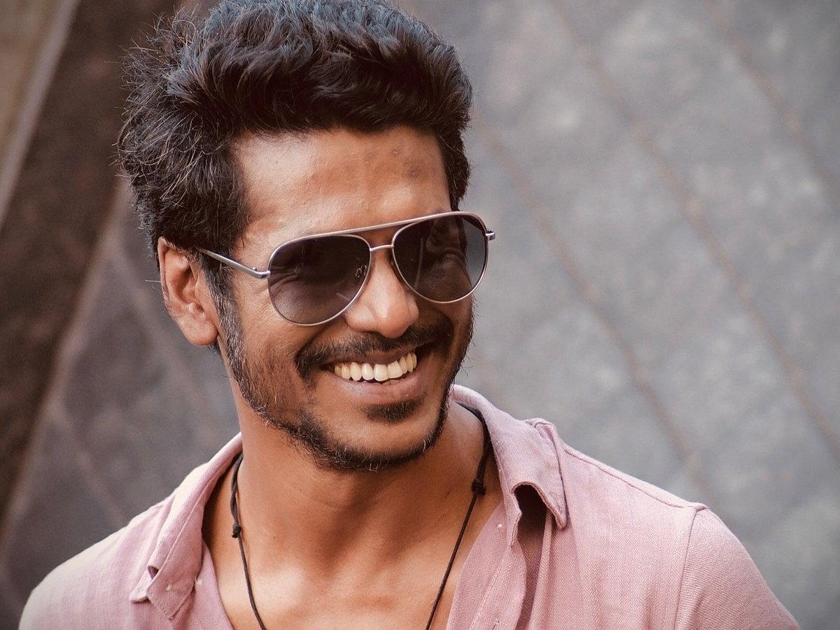 মহীন চরিত্রটি রহস্যময়