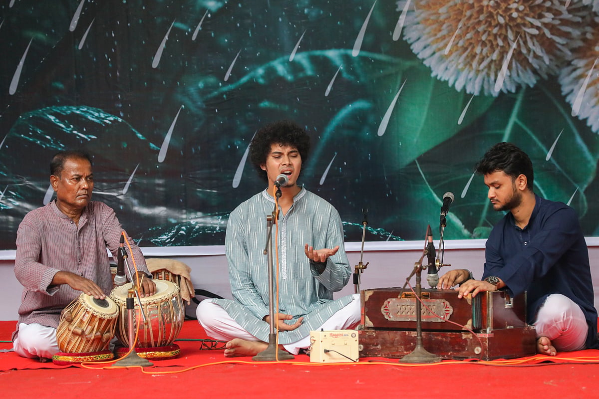 রাগ ‘জয় জয়ন্তী’ পরিবেশনের মধ্য দিয়ে শুরু হয় বর্ষা উৎসব-১৪৩৩।