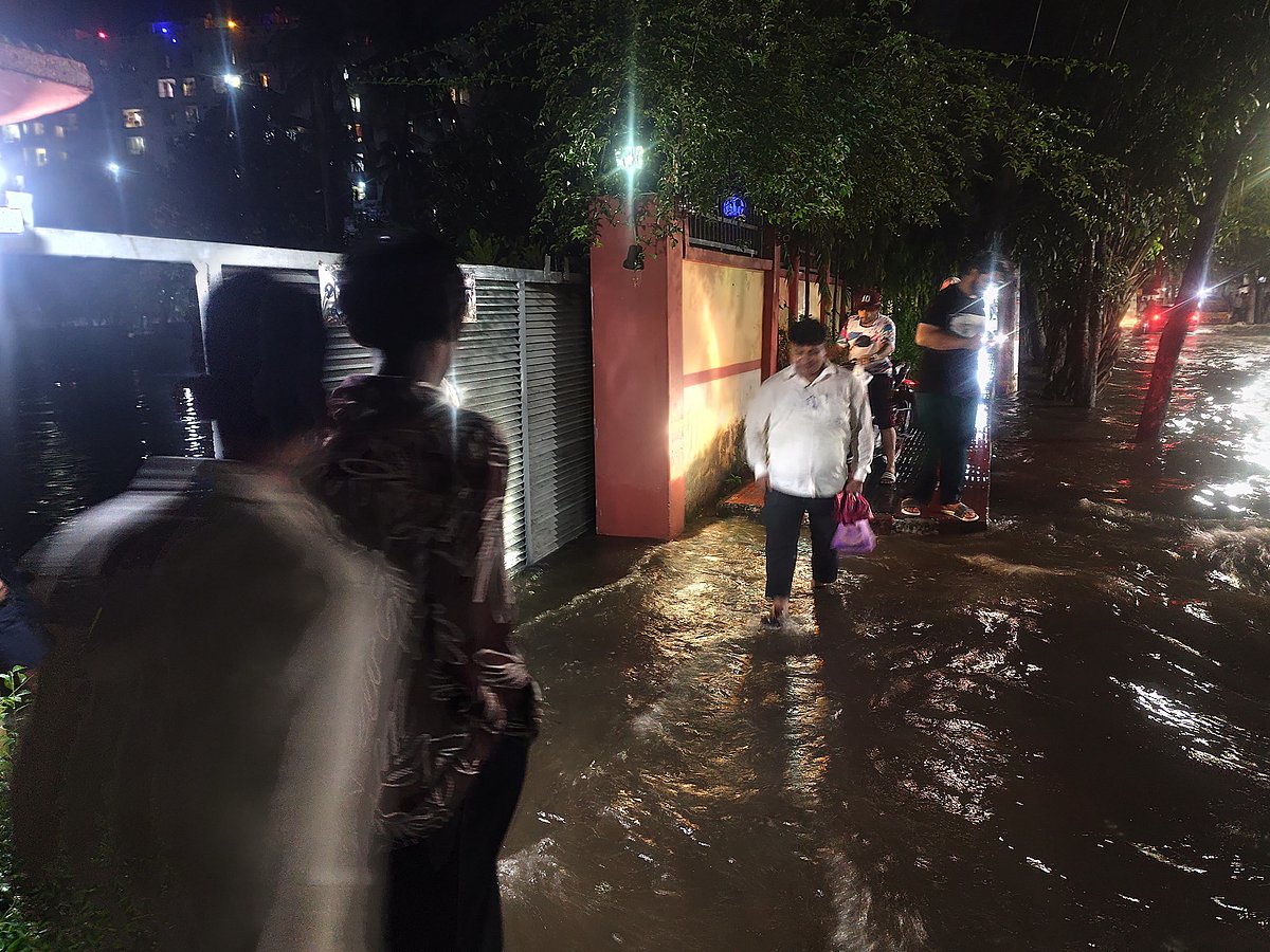 বর্ষার প্রথম দিনে দেড় ঘণ্টার বর্ষণে অচল কুমিল্লা নগর, সড়কের পানি বাড়িঘরে