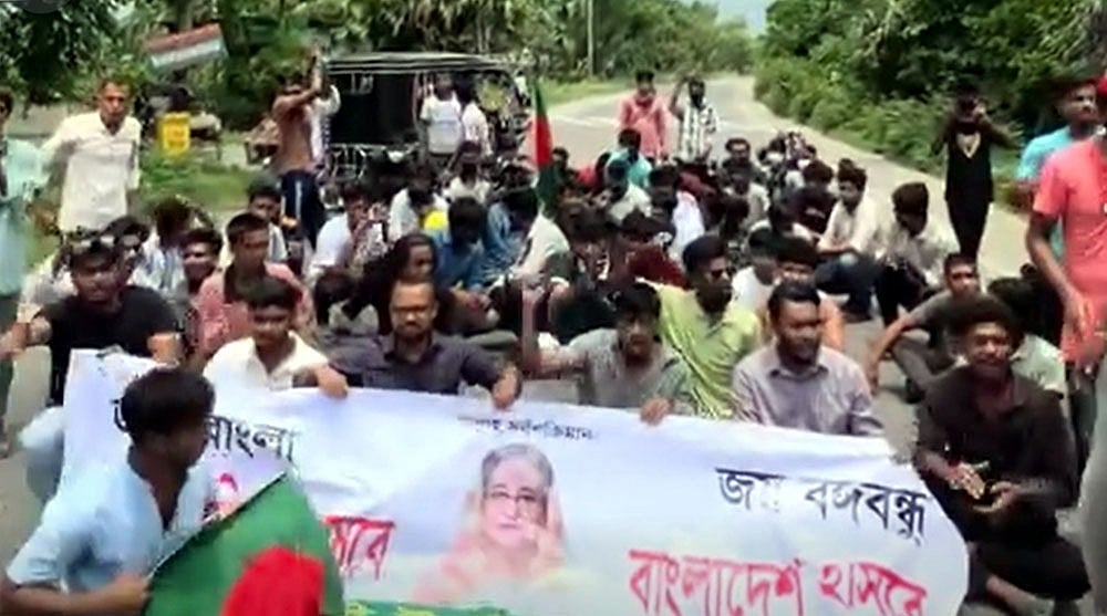 গোপালগঞ্জে শেখ মুজিবের ম্যুরালে কালি লেপনের প্রতিবাদে ছাত্রলীগের মহাসড়ক অবরোধ