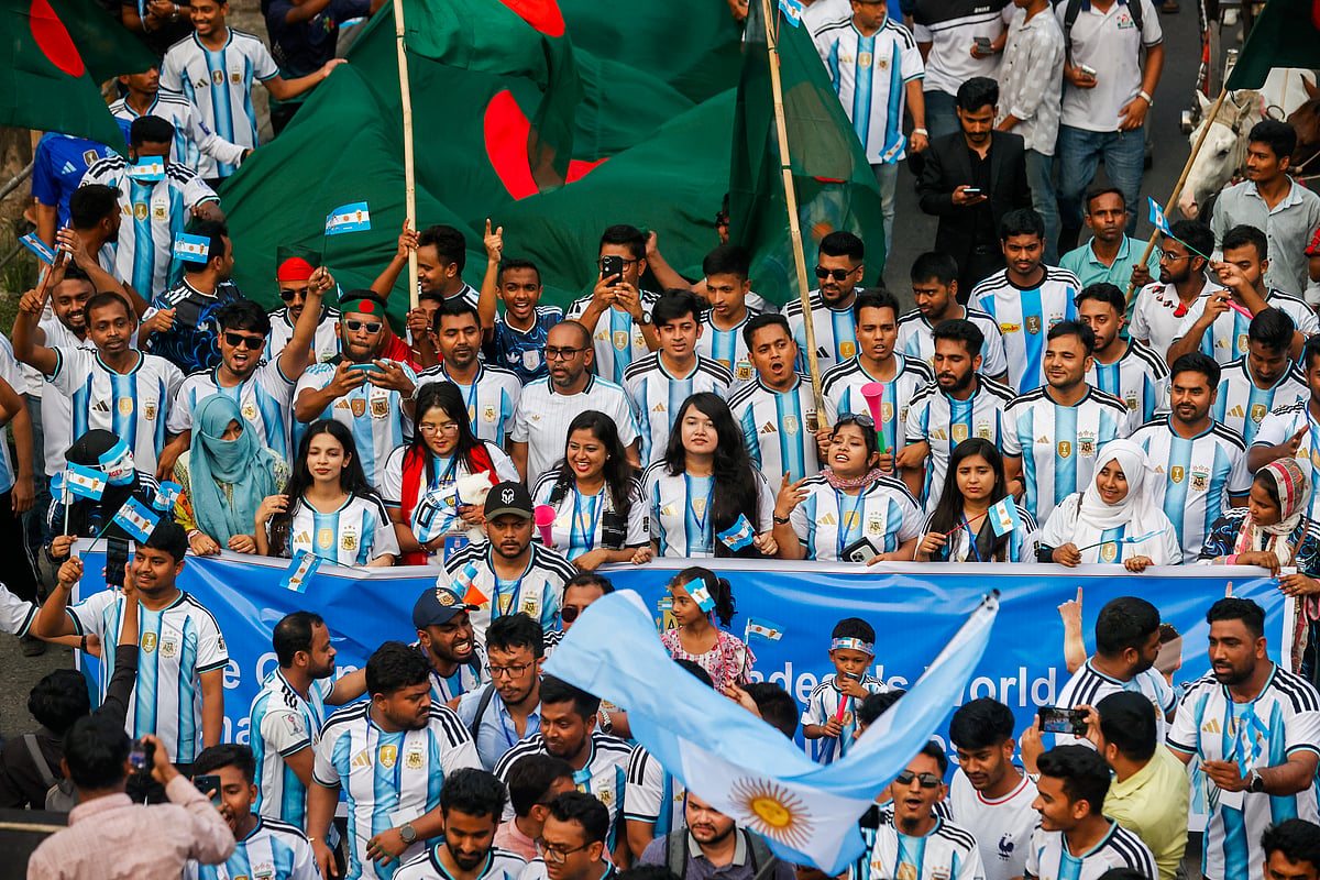 শোভাযাত্রায় আর্জেন্টিনার পাশাপাশি ছিল বাংলাদেশের জাতীয় পতাকা।