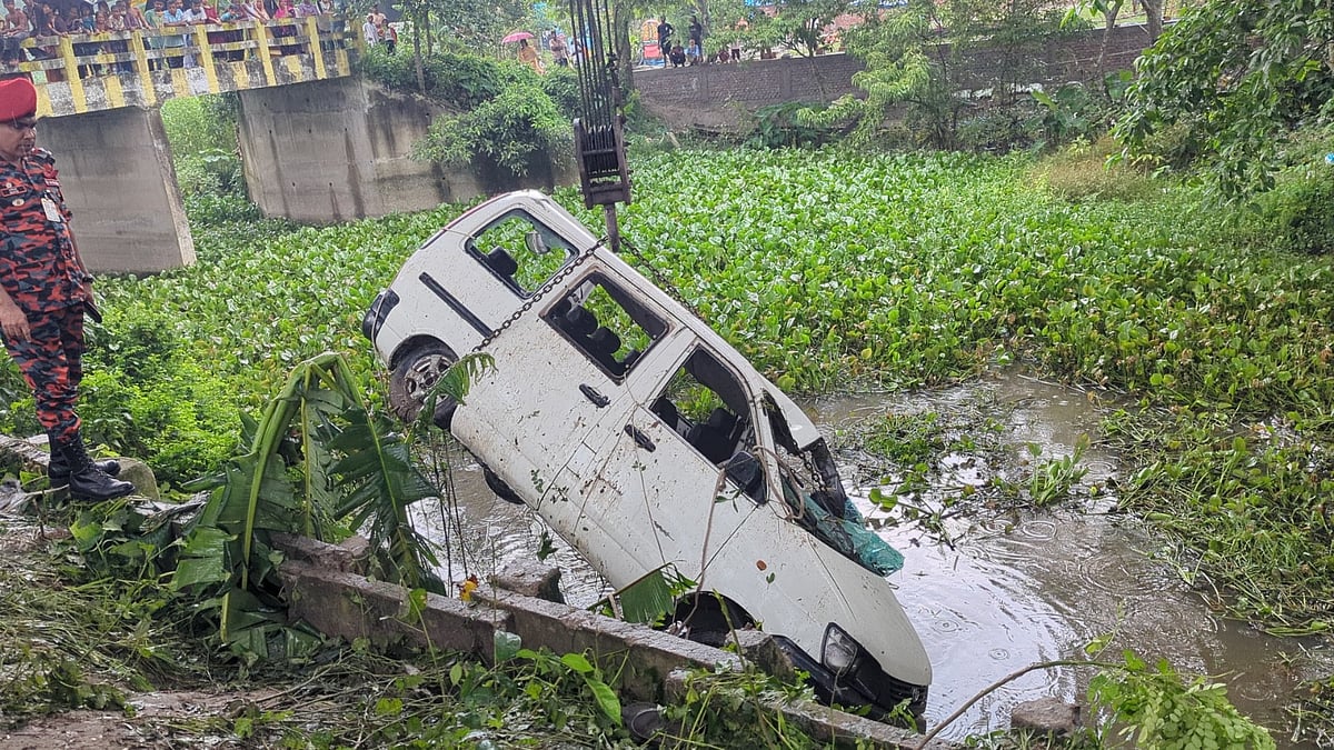 বিমানবন্দরে যাওয়ার পথে মুন্সিগঞ্জে মাইক্রোবাস খালে পড়ে নারীর মৃত্যু, আহত ১০