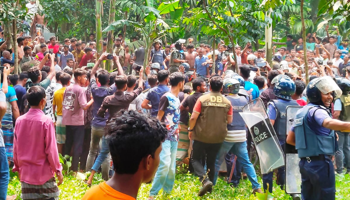 শিশুর লাশ উদ্ধার, আটক দুজনকে ছিনিয়ে নেওয়ার চেষ্টা করে ‘মব’, ডিসি-এসপির গাড়ি ভাঙচুর
