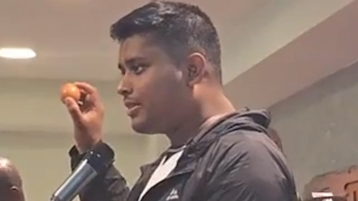ডিম হাতে অনুষ্ঠান মঞ্চে হাসনাত আব্দুল্লাহ, ‘উৎসর্গ’ করলেন কার্যক্রম নিষিদ্ধ আওয়ামী লীগকে