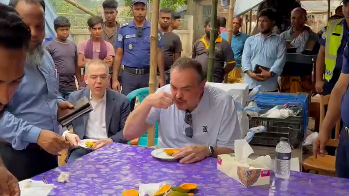 রাজশাহীতে আমের বাজার ঘুরে দেখলেন মার্কিন রাষ্ট্রদূত