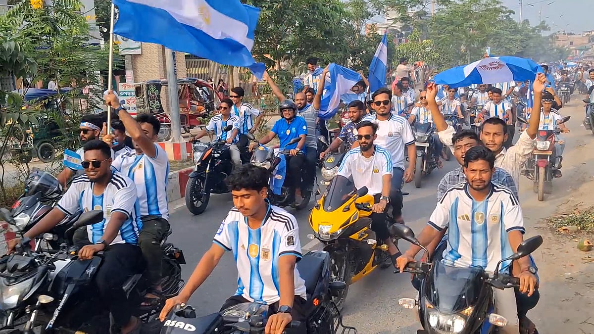 গাইবান্ধায় আর্জেন্টিনার সমর্থকদের বর্ণাঢ্য শোভাযাত্রা
