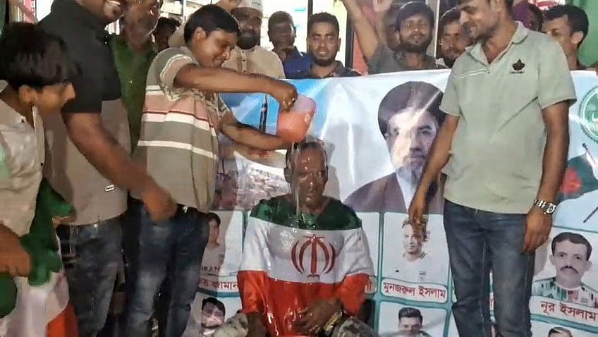 রাজবাড়ীতে দুধ দিয়ে গোসল করে আর্জেন্টিনা ছেড়ে হলেন ইরানের সমর্থক