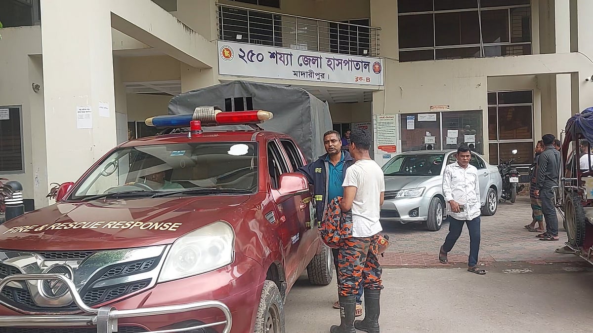 মাদারীপুরে হাসপাতালের লিফটে আটকে পড়া নারীসহ ১০ দর্শনার্থী দুই ঘণ্টা পর উদ্ধার