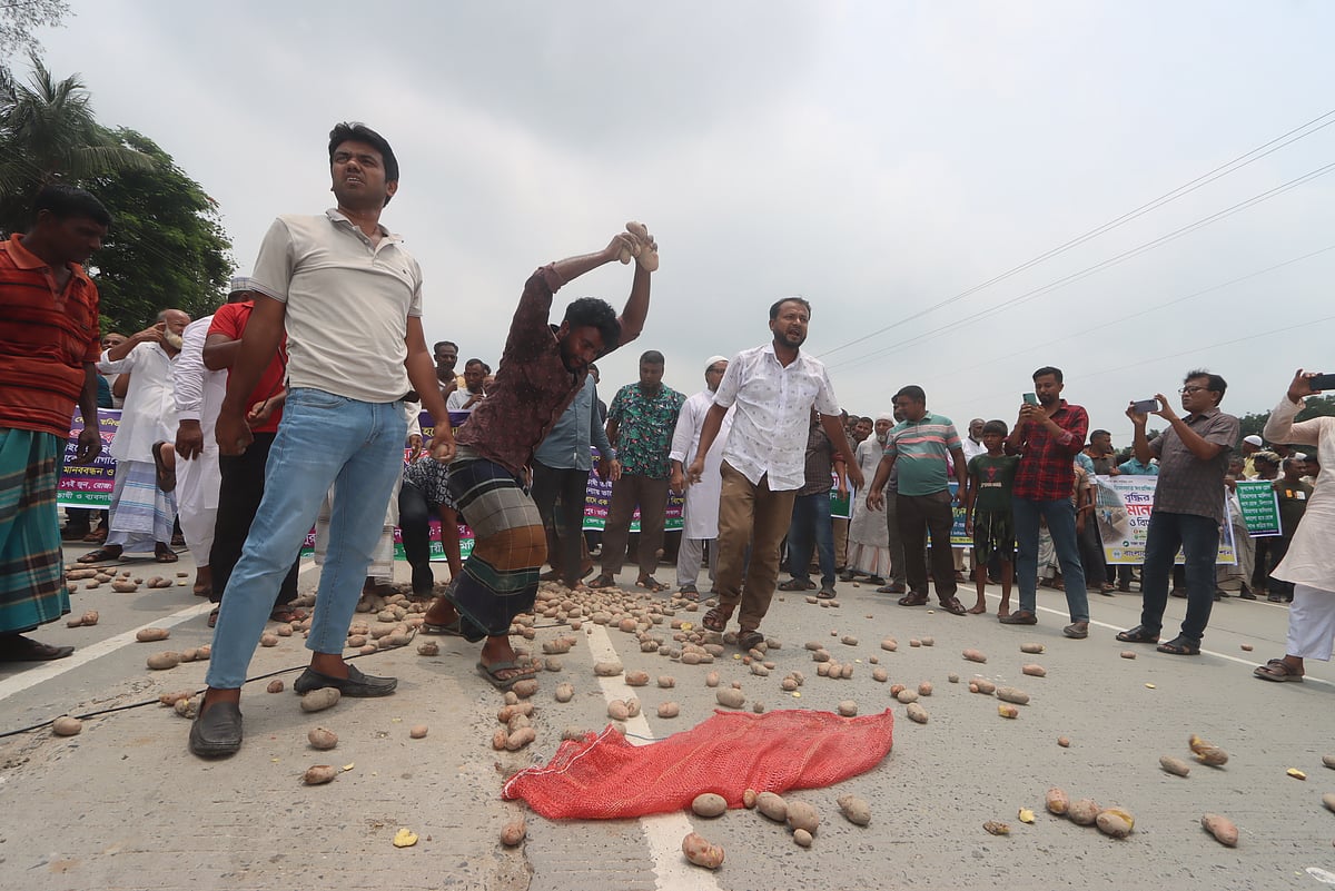 হিমাগারভাড়া বৃদ্ধির প্রতিবাদে রংপুরে মহাসড়ক অবরোধ, সড়কে আলু ঢেলে প্রতিবাদ