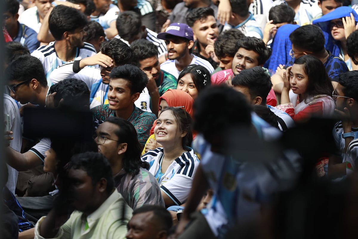 প্রিয় দলের জার্সি পরে খেলা দেখতে আসেন অনেকেই। 