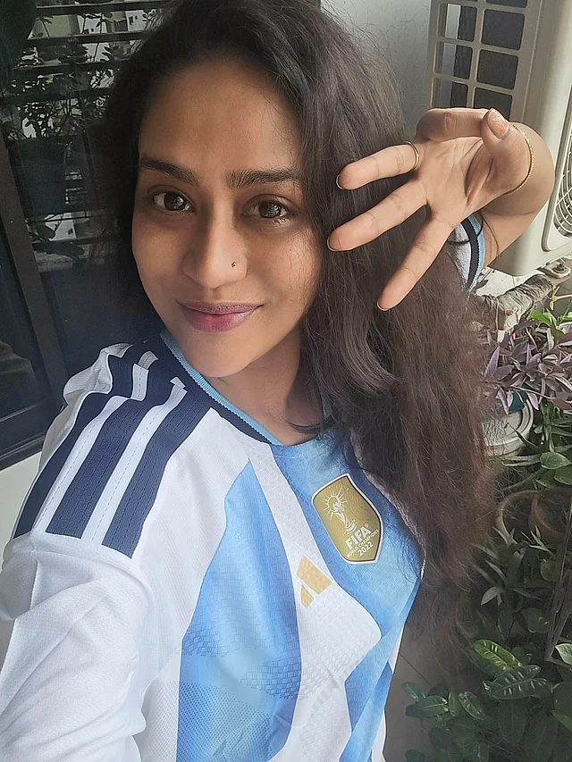 জাকিয়া বারী মম খোলা চুলে জার্সি লুকে কি হ্যাট্রিক দেখাচ্ছেন? 