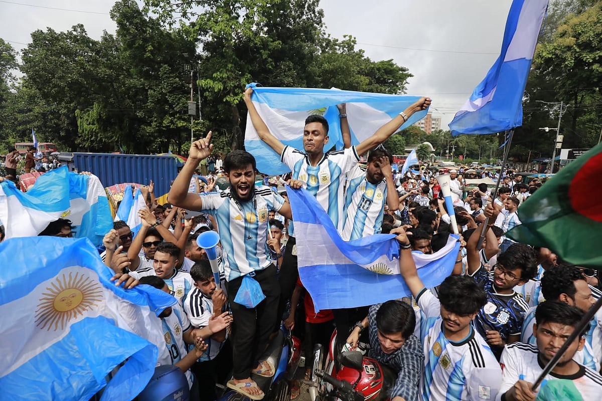 টিএসসিতে নীল-সাদার বাঁধভাঙা উৎসব