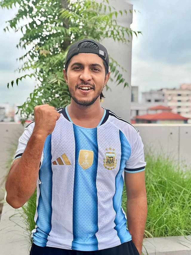 তৌসিফ মাহবুবের উলটো ক্যাপে জার্সি ফ্যাশন 