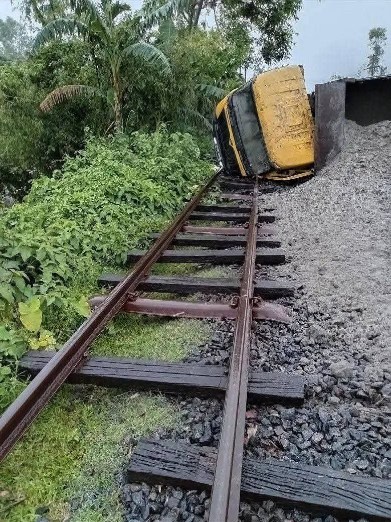 রেললাইনে বালুভর্তি ট্রাক উল্টে কুড়িগ্রামের সঙ্গে রেল যোগাযোগ বন্ধ