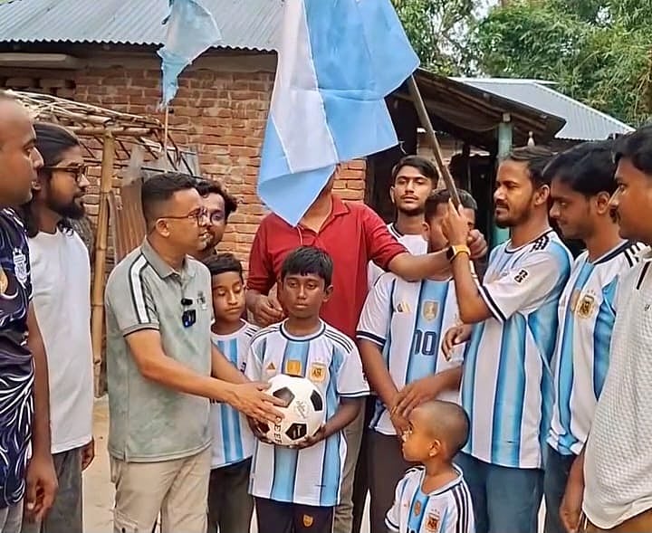 অর্থের অভাবে পলিথিন সেলাই করে আর্জেন্টিনার পতাকা বানাল শিশু ভক্ত, পরে মিলল উপহার