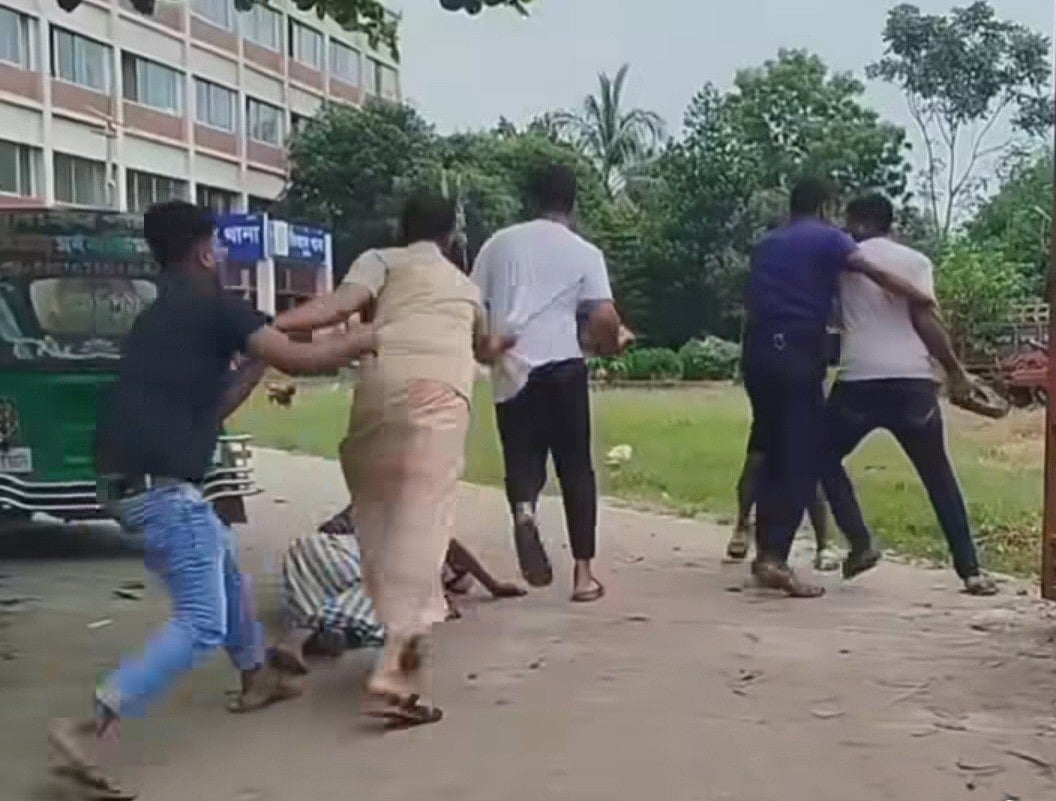 তিতাস থানা ফটকে দুই পক্ষের সংঘর্ষ–মারামারির ভিডিও ভাইরাল, গ্রেপ্তার ৩