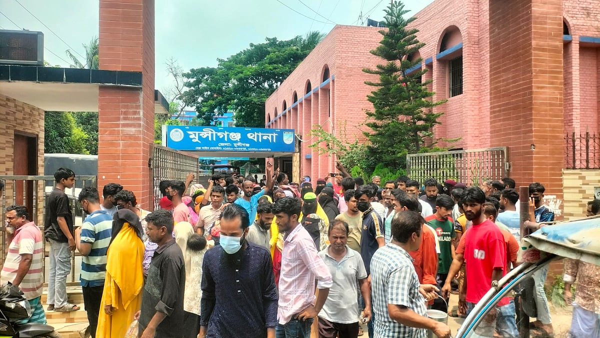 মুন্সিগঞ্জে যুবক হত্যার বিচারের দাবিতে থানার সামনে বিক্ষোভ