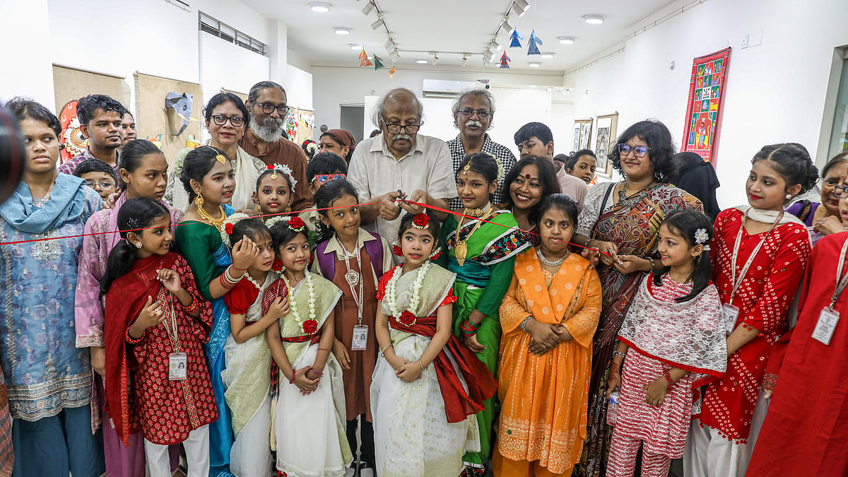 মারী-কুরী স্কুলের শিক্ষার্থীদের সঙ্গে নিয়ে উৎসবের উদ্বোধন করেন বরেণ্য শিল্পী রফিকুন নবী