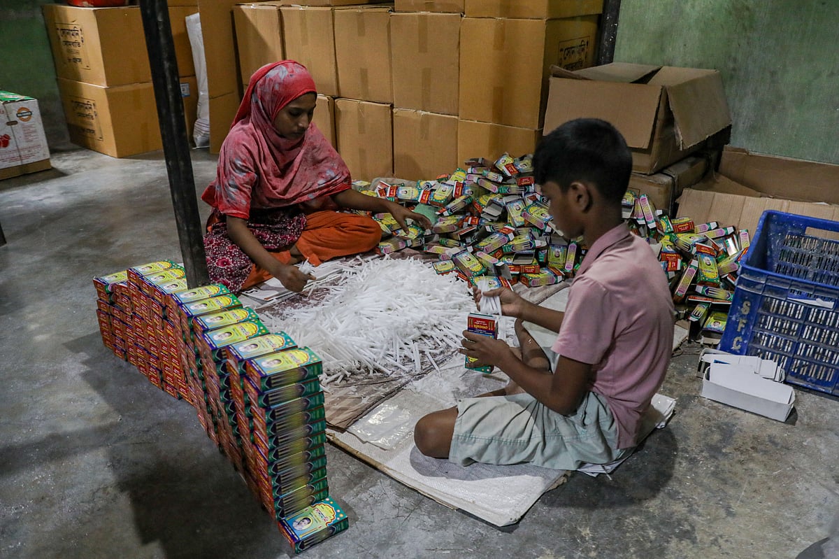 মোমবাতির কারখানায় শ্রমিকদের ব্যস্ততা