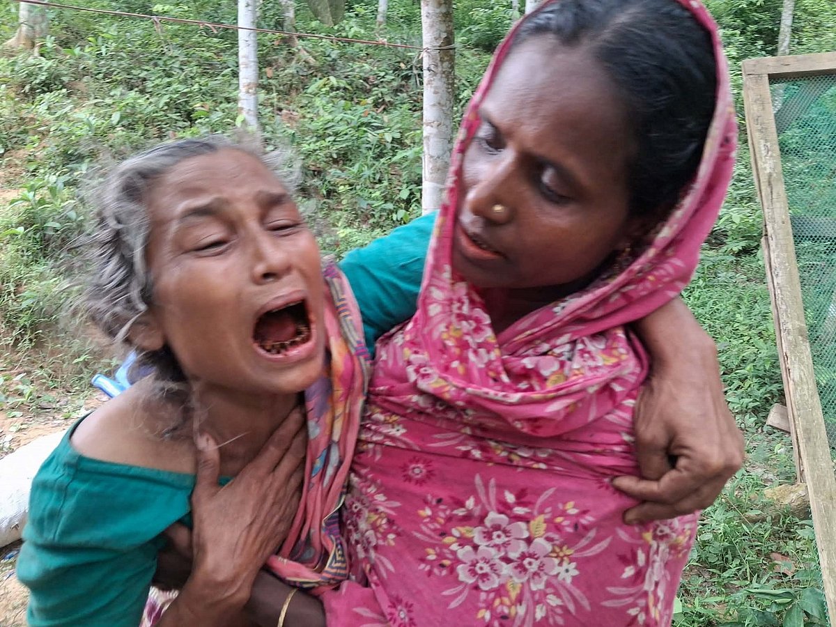 ঘরের ভিটার জন্য মাটি কাটতে গিয়ে পাহাড়ধসে কিশোরের মৃত্যু
