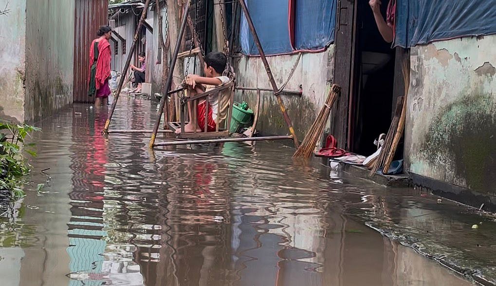 ‘চার দিন ধরে ঘরের ভেতরে পানি, খুব কষ্টে আছি’