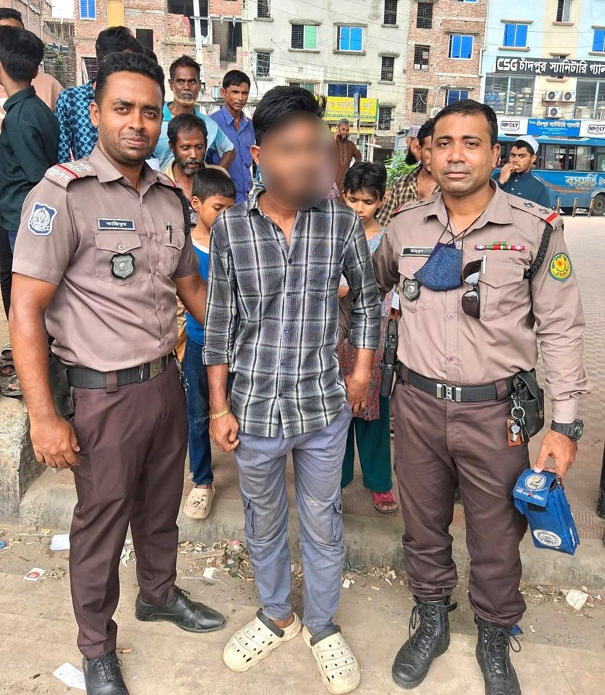 কালশীতে মাইক্রোবাস যাত্রীর ফোন ছিনতাই, ধাওয়া করে ধরলেন ট্রাফিক সার্জেন্ট