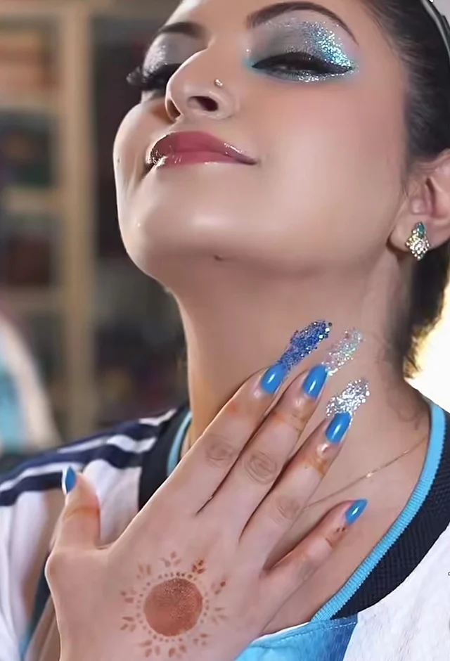 টেন্ড মেনে এই গ্লিটার অ্যাপ্লাই করার ভিডিও দিয়েছেন