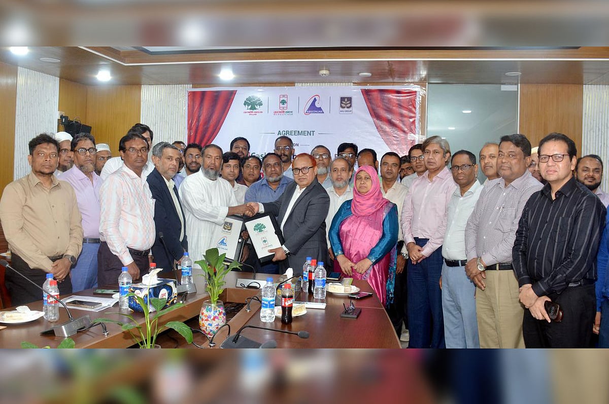 চুক্তি স্বাক্ষর অনুষ্ঠানে আকিজ অনলাইনের ব্যবস্থাপনা পরিচালক (এমডি) শেখ আমিন উদ্দিন; রূপালী ব্যাংকের এমডি কাজী মো. ওয়াহিদুল ইসলাম, ডিএমডি তাহমিনা আখতার ও হাসান তানভীর এবং বাংলাদেশ ব্যাংকের নির্বাহী পরিচালক মামুনুর রহমানসহ দুই প্রতিষ্ঠানের ঊর্ধ্বতন কর্মকর্তারা। সম্প্রতি রূপালী ব্যাংকের ঢাকার দিলকুশার প্রধান কার্যালয়ে