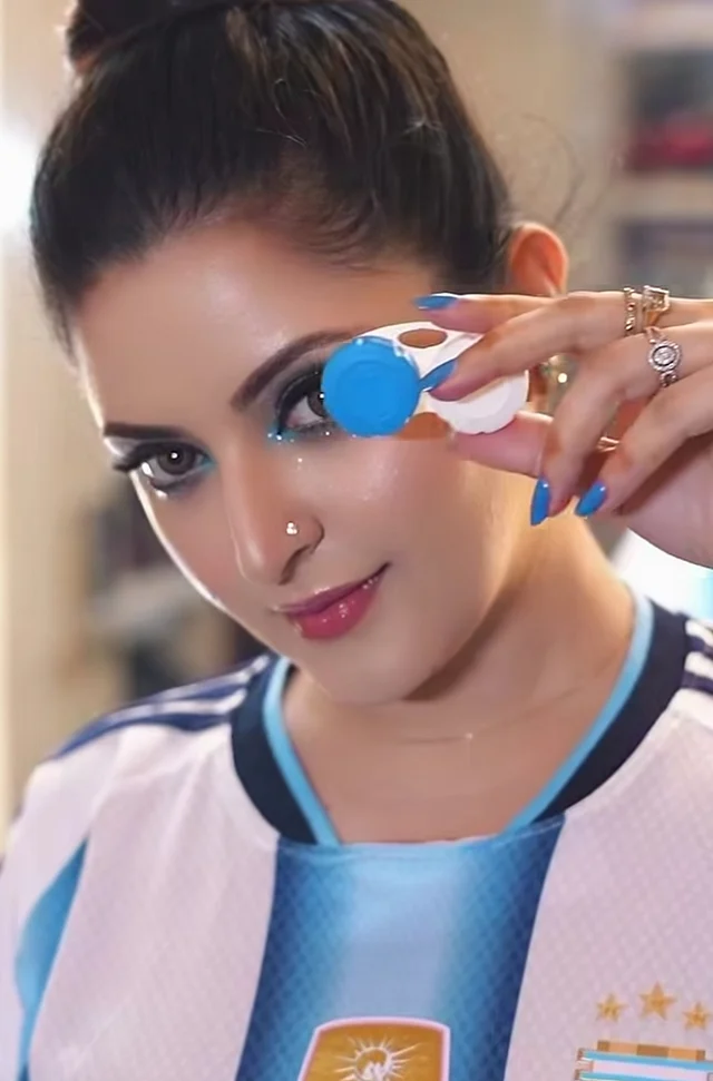 গ্লিটার ইউজ করেছেন পরী চোখে মুখে