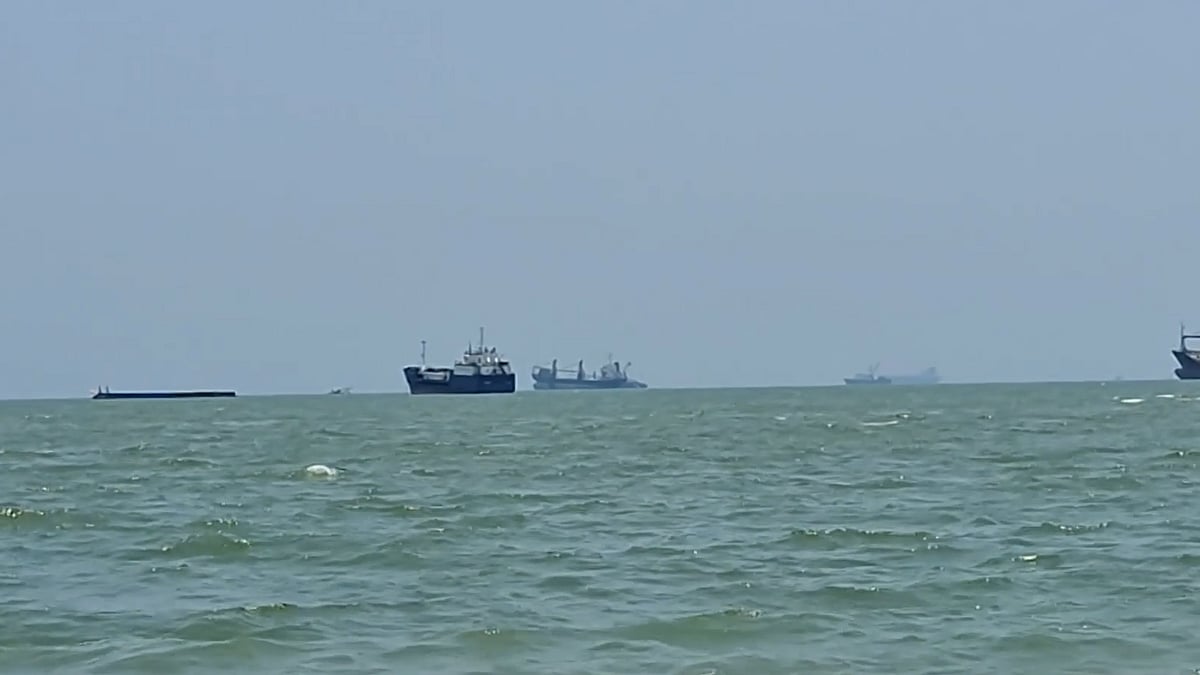 লেবাননে ইসরায়েলের হামলা, হরমুজ বন্ধ করল ইরান
