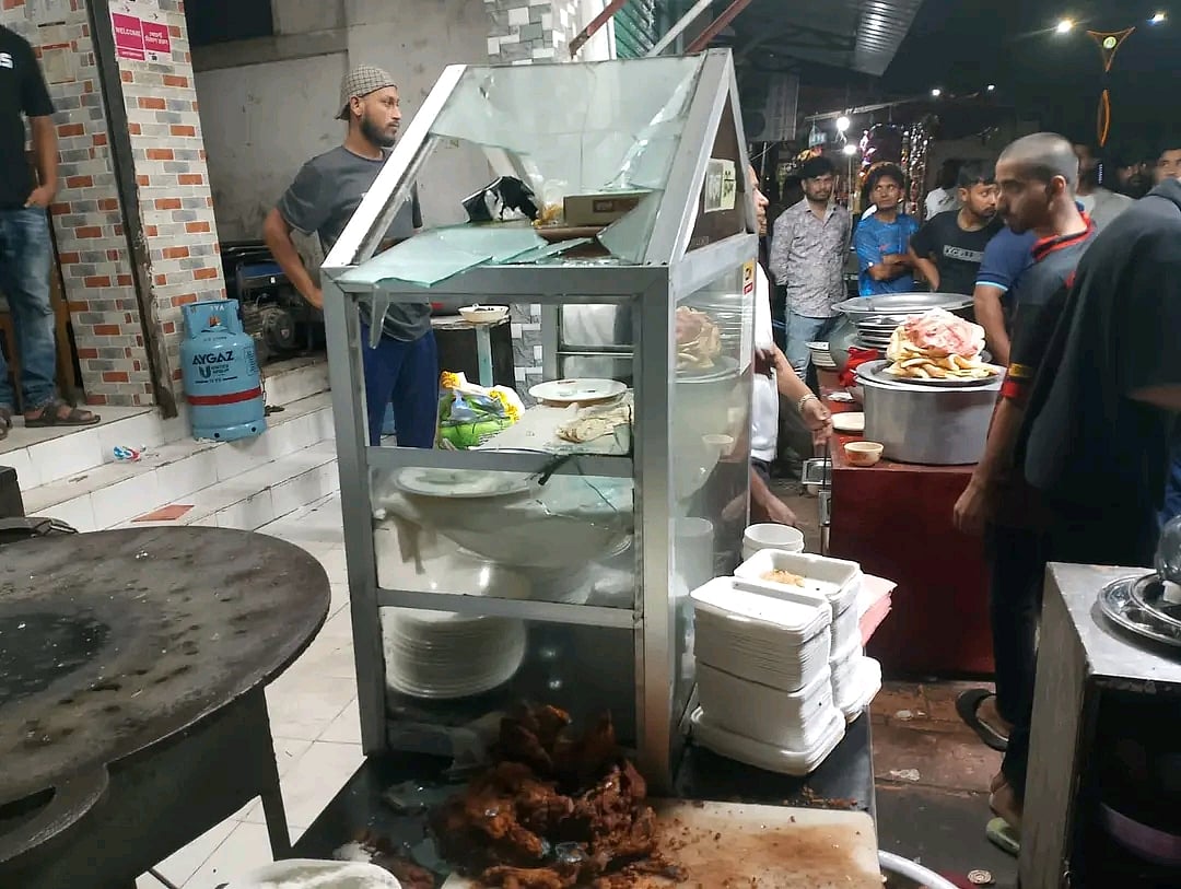 রাজশাহীতে খাবার দিতে দেরি হওয়ায় রেস্তোরাঁয় হামলা–ভাঙচুর, ককটেল বিস্ফোরণে পুলিশ সদস্য আহত