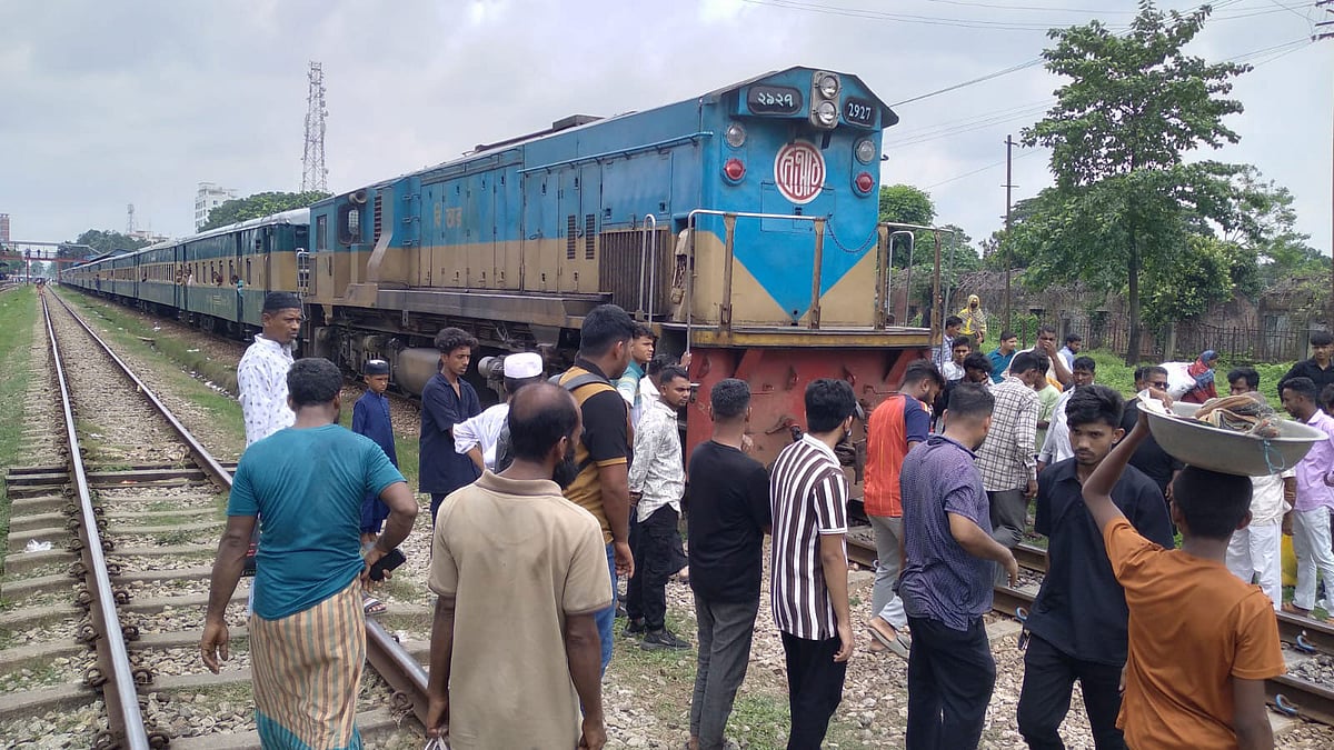 ইঞ্জিনে আগুন লাগায় সাড়ে তিন ঘণ্টা আটকে ছিল ট্রেন, যাত্রীদের দুর্ভোগ