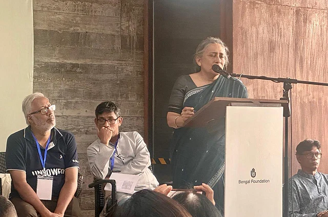 কথা বলছেন বেঙ্গল ফাউন্ডেশনের মহাপরিচালক লুভা নাহিদ চৌধুরী