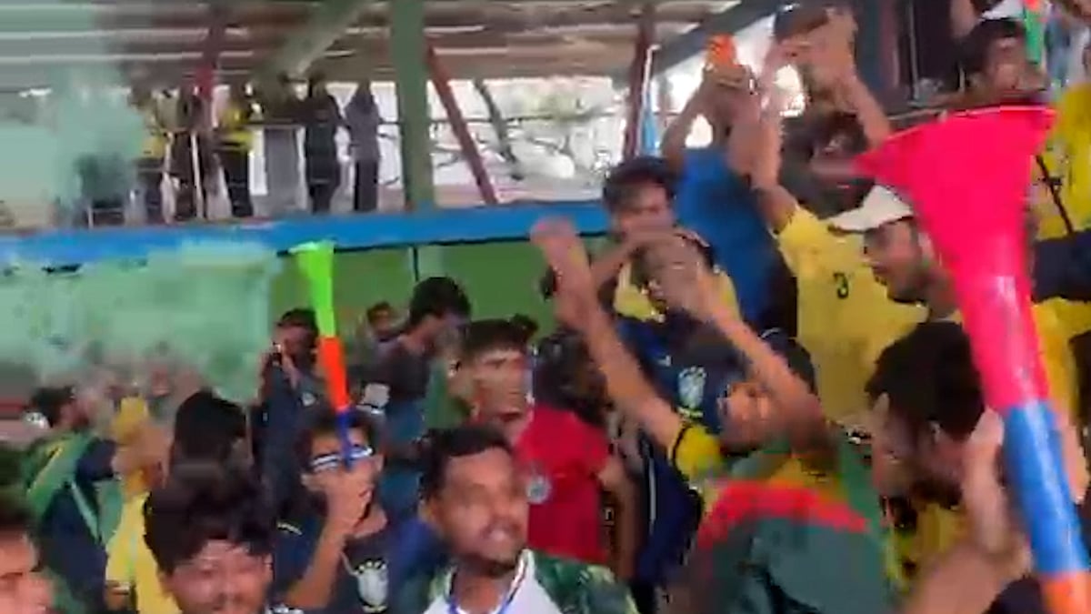 ব্রাজিলের দারুণ জয়: ফ্লেয়ার জ্বালিয়ে ড্যাফোডিল বিশ্ববিদ্যালয়ে সমর্থকদের উল্লাস