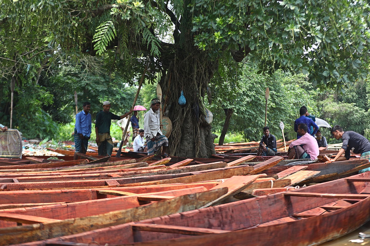 বর্ষায় জমজমাট সালুটিকরের নৌকার হাট